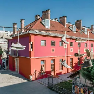  Hostel Celica Słowenia